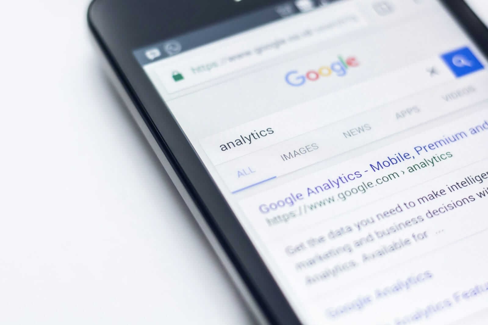 Google-Suche nach Analytics auf Smartphone-Bildschirm.
