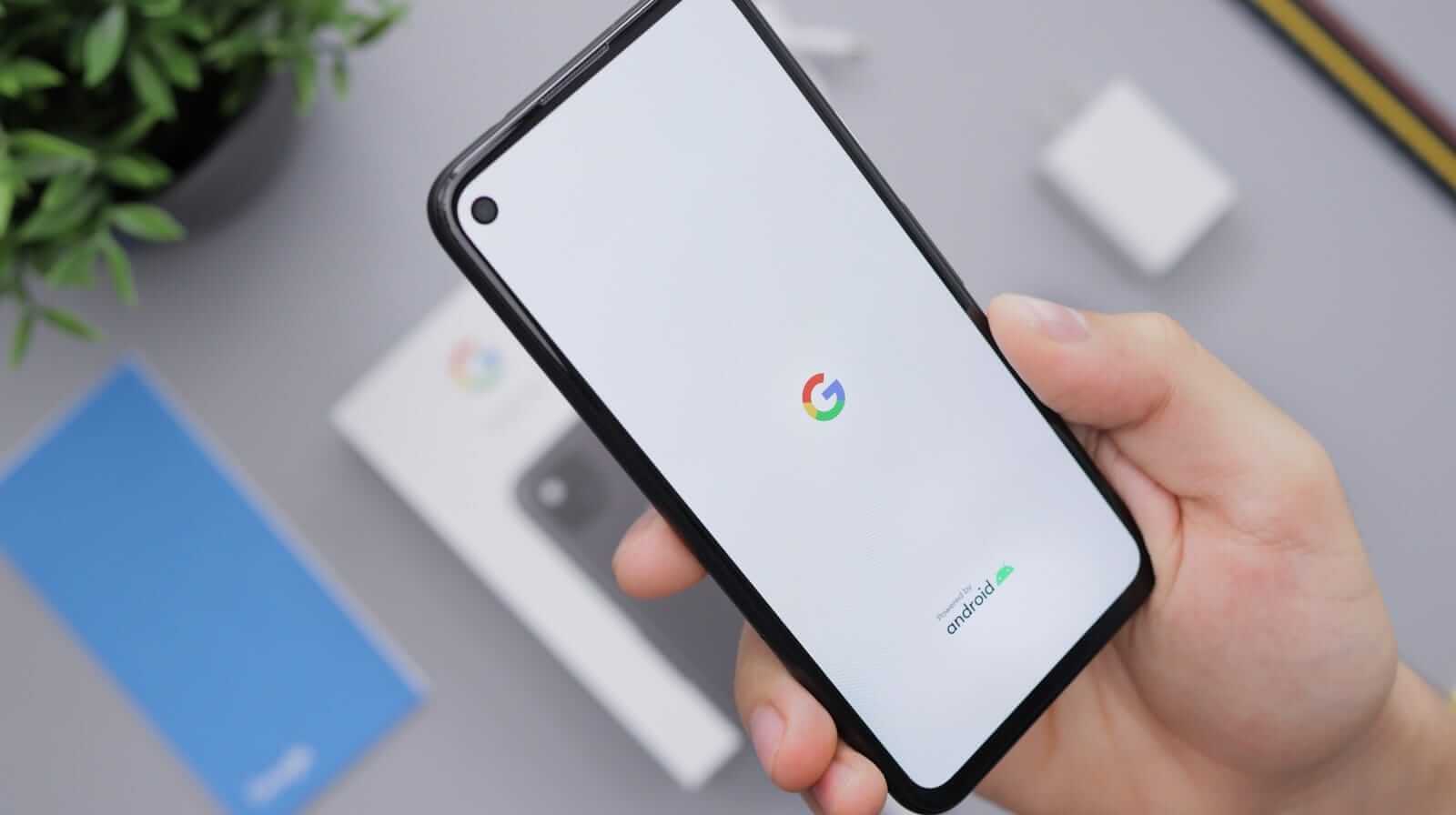 Smartphone-Startbildschirm mit Google-Logo in Hand.
